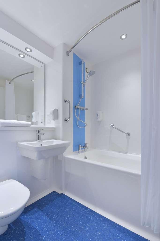 Travelodge London Wimbledon Morden Morden  Номер фото