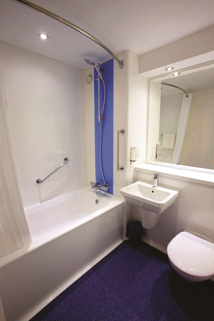 Travelodge London Wimbledon Morden Morden  Номер фото